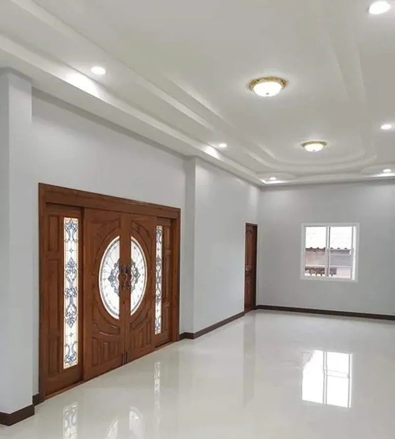 مهندس وفنيو مقاولات يقومون بأعمال ترميم وتشطيب داخلي لصالة شقة سكنية مودرن بالمنطقة الشرقية