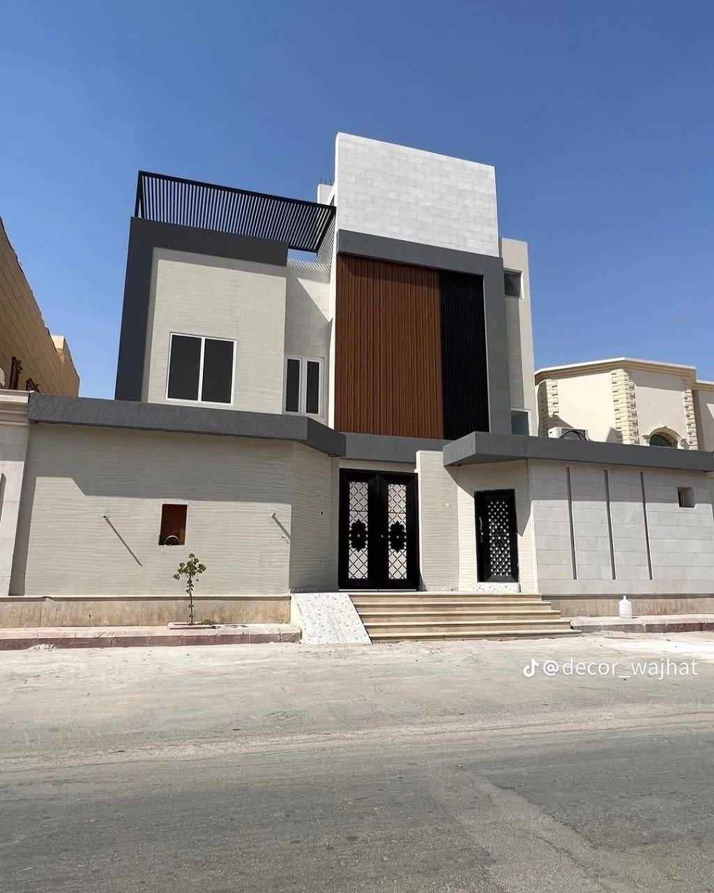مقاول ترميم مباني بالشرقية يشرف على أعمال تجديد وتشطيب واجهة فيلا سكنية في الدمام