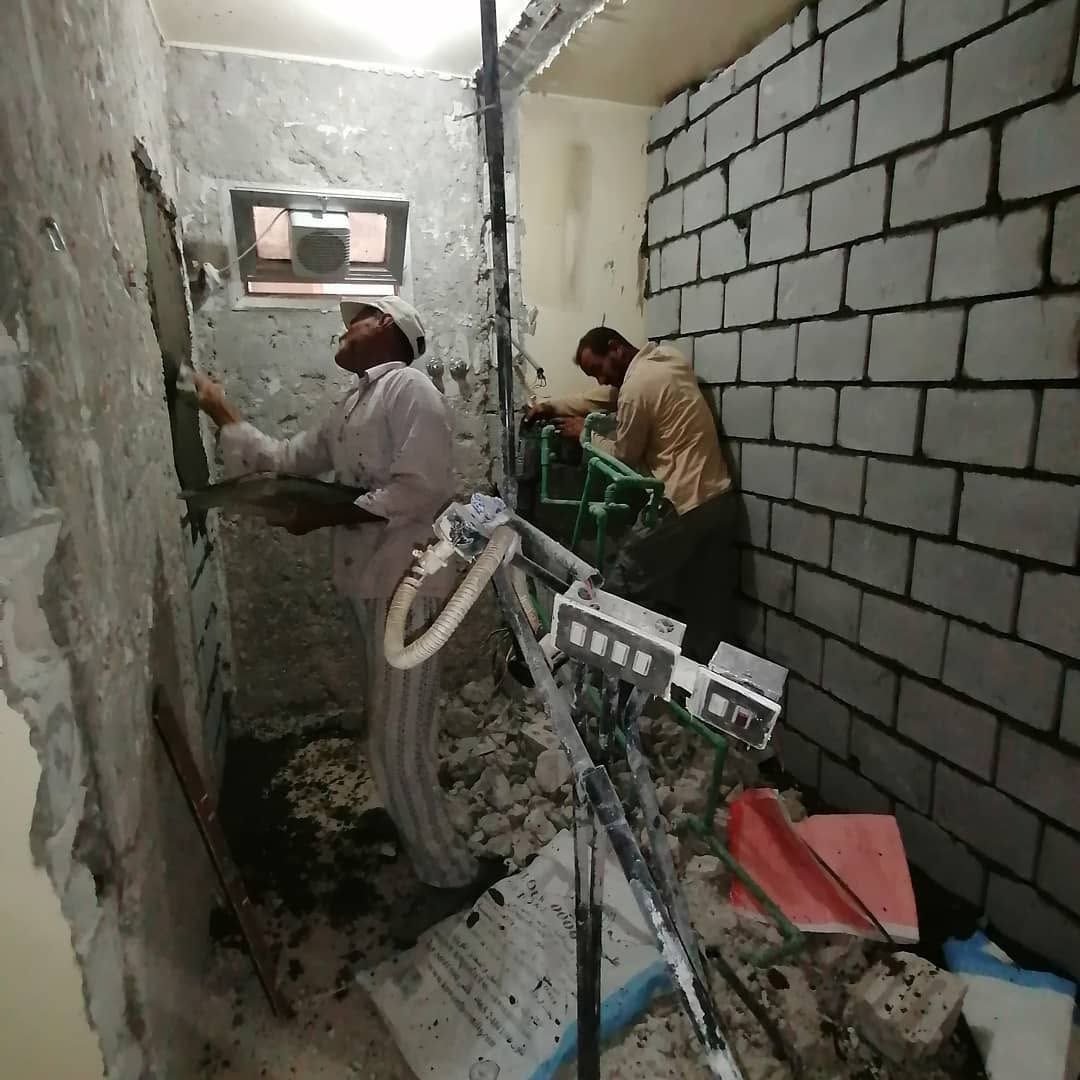 أعمال تدعيم وترميم شروخ درجات سلم خرساني متصدع في عمارة بالخبر حي العليا