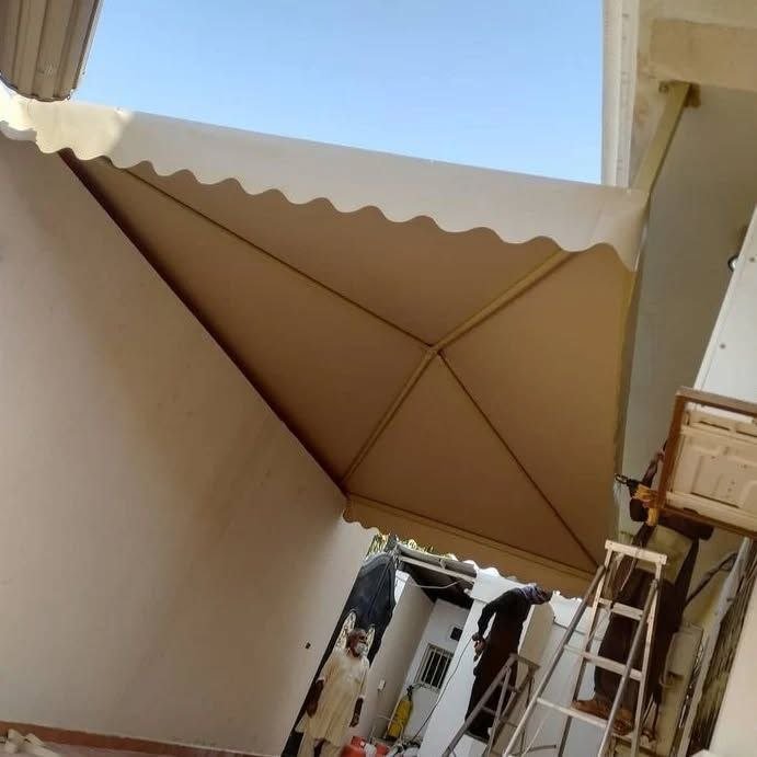 مظلة سيارات خارجية معلقة على السور بدون أعمدة برأس تنورة حي الأندلس
