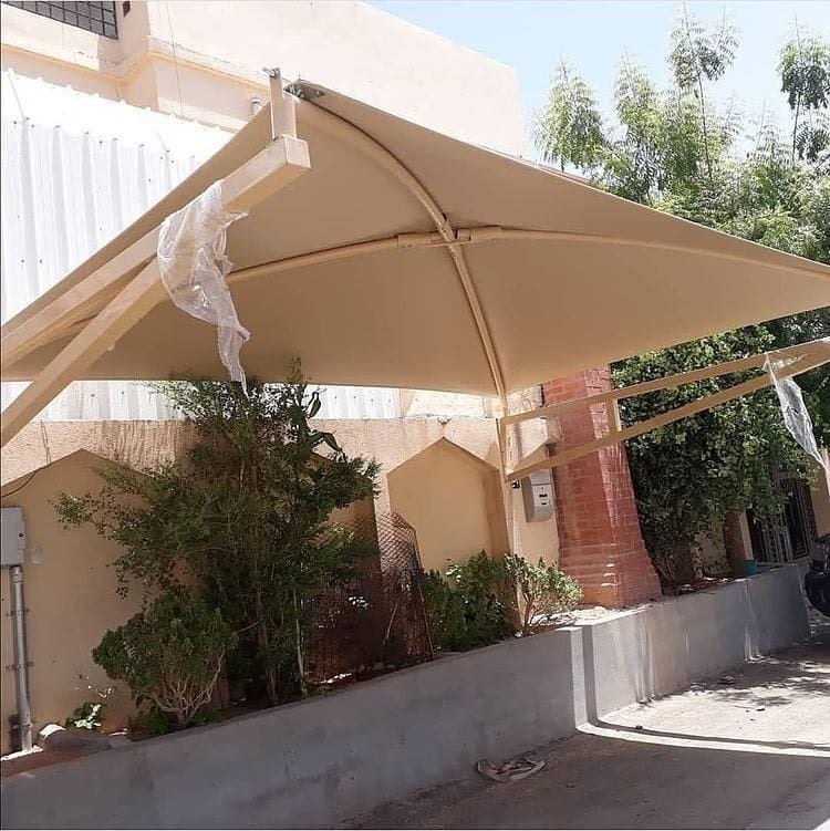 تركيب مظلة سيارات قماش بي في سي هرمية في الدمام حي الشاطئ