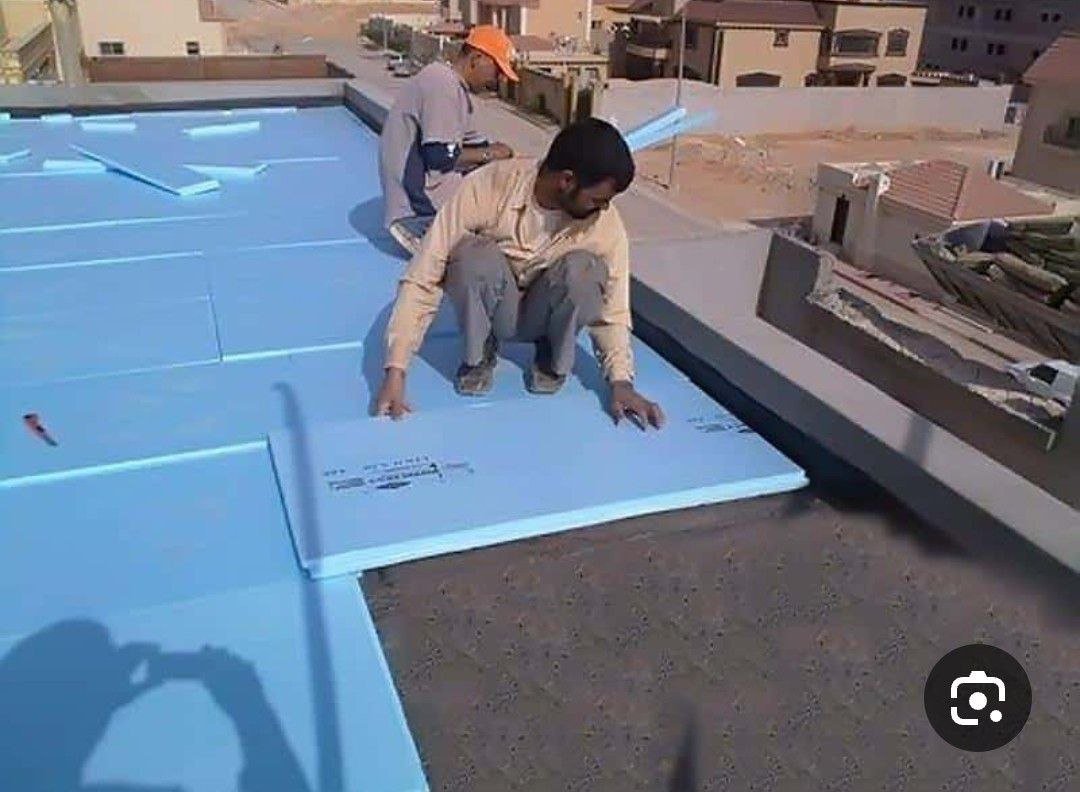 صب وضبط ميول خرسانة رغوية لسطح منزل بمدينة عنك لتصريف الأمطار