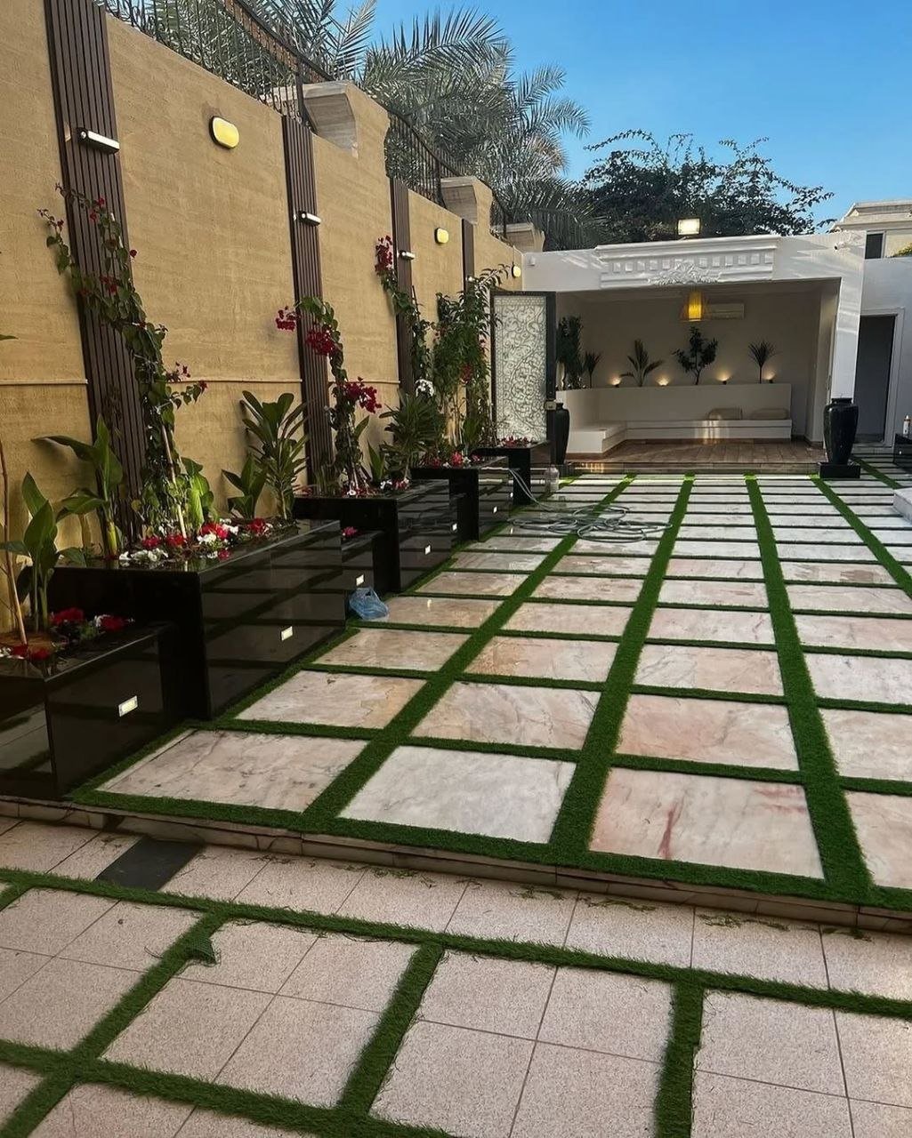 تركيب بلاط إنترلوك ملون وتسوية أرضية حوش فيلا بالدمام حي الشاطئ الغربي