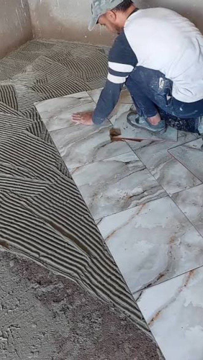 تطبيق عزل مائي أسمنتي واختبار أرضية حمام في الدمام حي الشاطئ الغربي