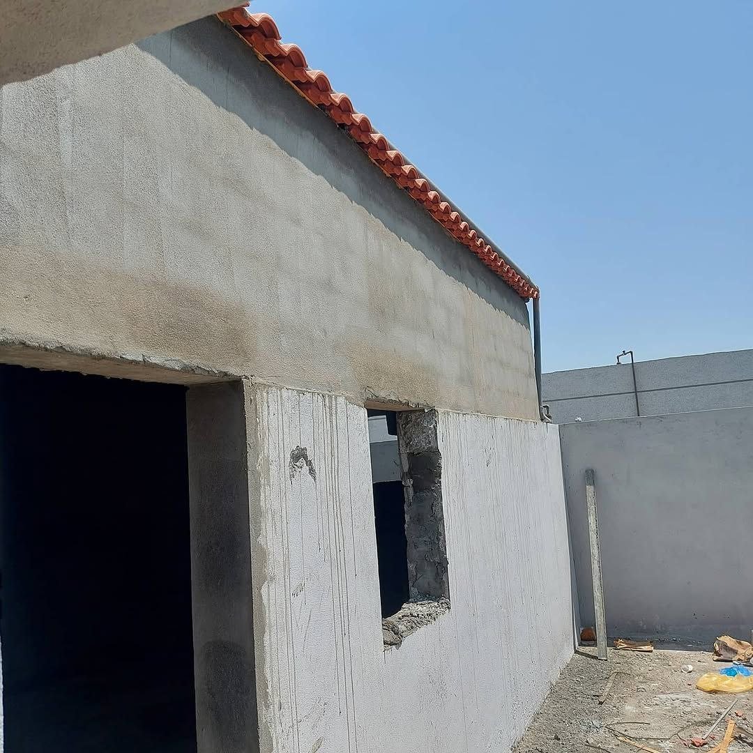 أعمال توسعة وبناء ملحق مجلس أرضي في حوش منزل بمدينة عنك