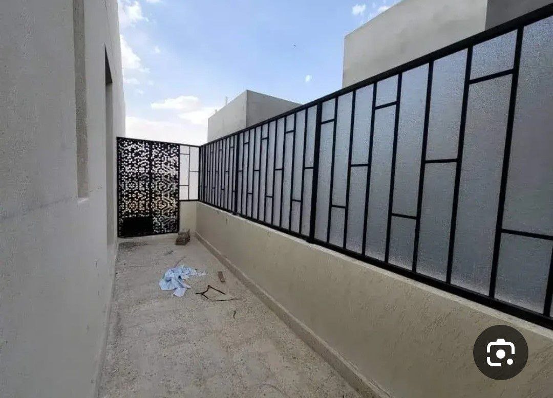 تركيب ساتر لكسان أزرق مثلج مع إطار حديد لسور حوش بسيهات حي الكوثر