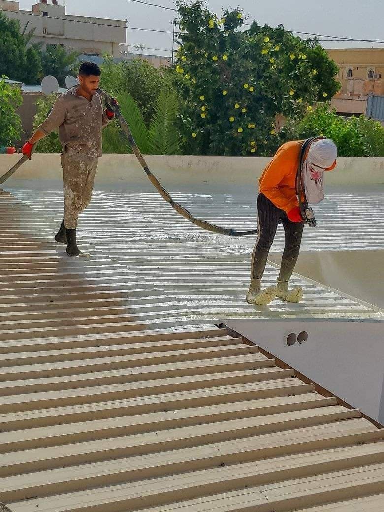 تطبيق دهان نانو عاكس لحرارة الشمس فوق سطح منزل بسيهات حي الكوثر