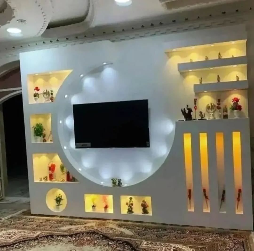 تنفيذ ديكور جداري جبس بورد لشاشة تلفزيون وأرفف إضاءة بالخبر حي الحزام الذهبي