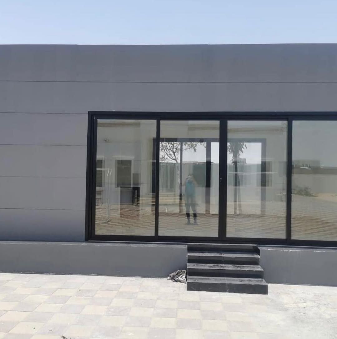 تركيب واجهة زجاج سيكوريت وألمنيوم لمجلس حوش خارجي بالدمام حي الفيصلية